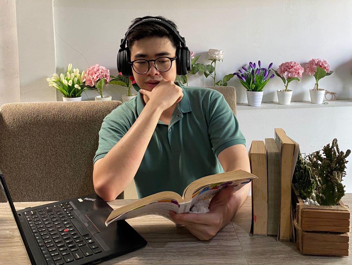 David Wijaya membaca buku