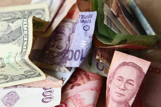 Rupiah Melemah ke Rp17.243 per Dolar AS, Sentimen Global Panas
